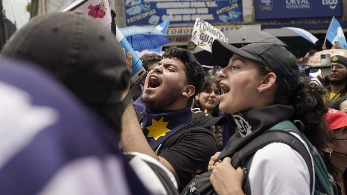 Miles de guatemaltecos se manifiestan frente a la sede de la Fiscalía General. Exigen la renuncia de la fiscal Consuelo Porras