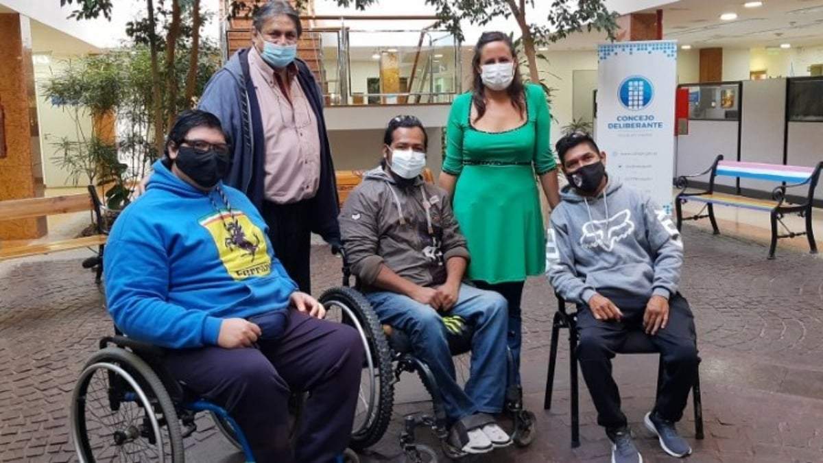 Concejales del Frente de Izquierda junto a vecinos de Neuquén. Fuente: (Twitter)