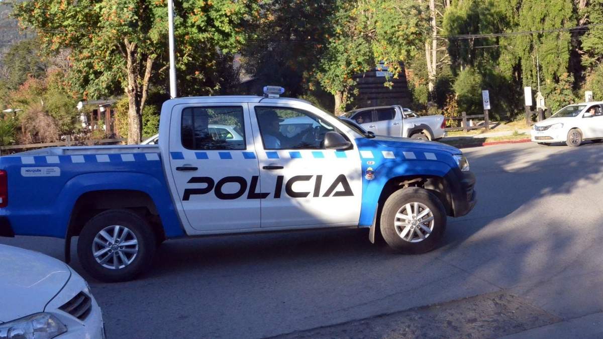 La Policía rescató al perro. Fuente: (Policía de Neuquén)
