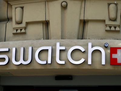 El fabricante suizo de relojes Swatch se disculpa y retira anuncio considerado racista