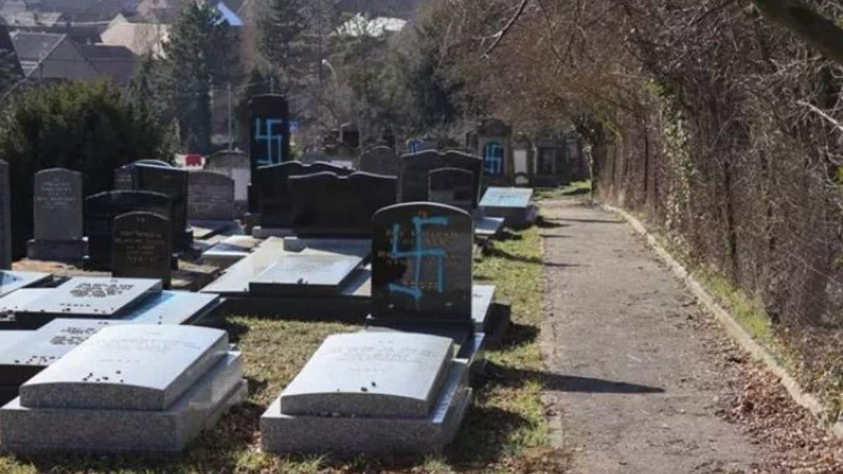 Imagen de archivo de esvásticas dibujadas en un cementerio