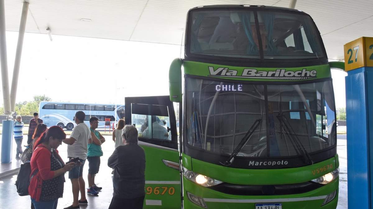 Pasajeros exigen respuestas de Vía Bariloche. Fuente: (Facebook)