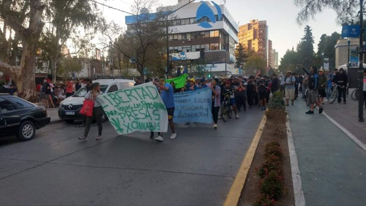 La marcha de la marihuana en el centro de Neuquén. Fuente: (La Izquierda Diario)