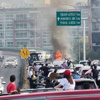 Se incendia un auto en el segundo piso del Periférico