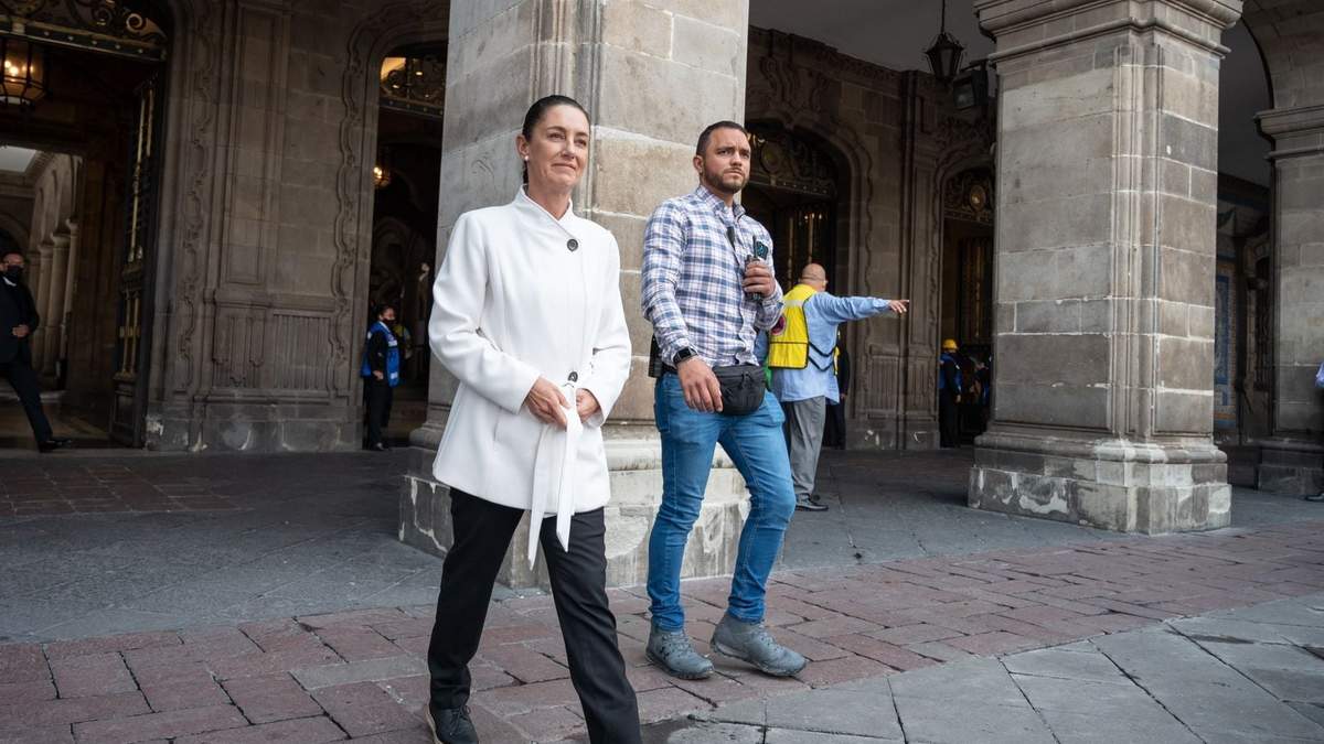 Sheinbaum saliendo de su despacho en el centro de la CDMX