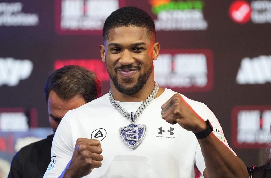 El británico Anthony Joshua en el careo contra el influencer estadunidense Jake Paul, en una conferencia de prensa para promocionar su próximo enfrentamiento de boxeo de peso pesado, el miércoles 17 de diciembre de 2025, en Miami Beach, Florida