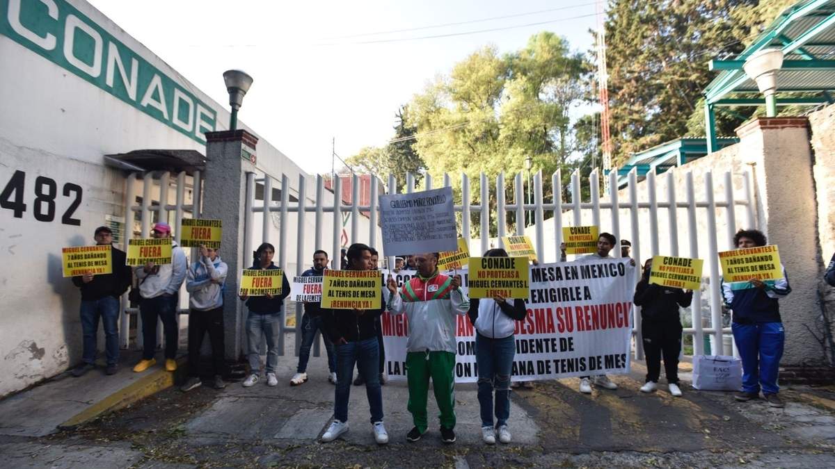 Protesta de deportistas en la Conade contra el presidente de la Federación Mexicana de Tenis de Mesa (Femeteme), Miguel Cervantes Ledesma