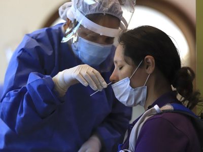 Volvieron a subir los casos de coronavirus en Argentina y superaron los 10 mil