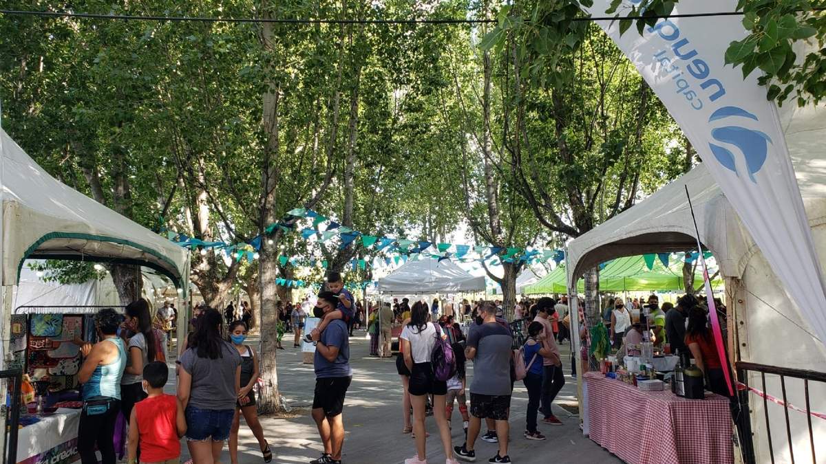 Feria en el Parque Jaime de Nevares. Fuente: (Twitter)