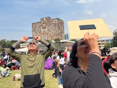 Miles de capitalinos observan desde la UNAM el eclipse solar anular (Videos + Fotos)