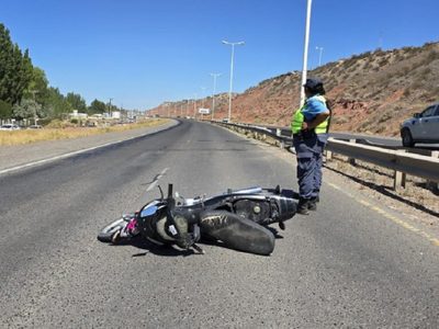 Centenario: un motociclista está grave al chocar contra el guardarrail de la ruta 7