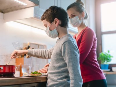 Cómo serán las reuniones familiares: con barbijo, distanciamiento y sin abrazos