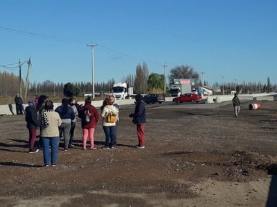 Sigue el corte total en la ruta 22 en Cipolletti