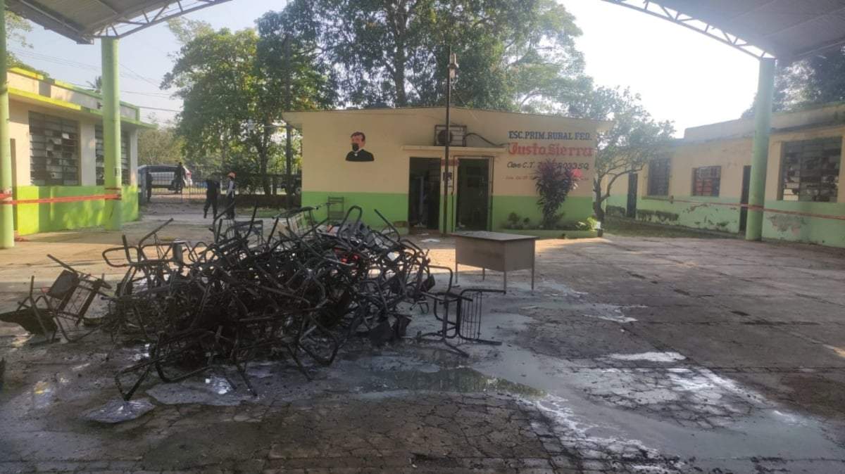 El mobiliario quemado en la escuela primaria