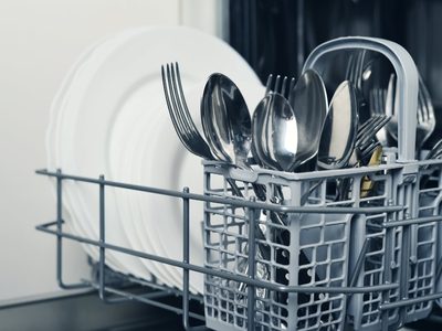 El truco simple y casero para quitar la suciedad de tus cubiertos y que queden brillantes como nuevos