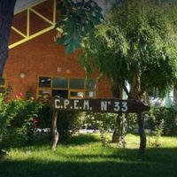 Una mujer entró al aula y le pegó una cachetada a un alumno