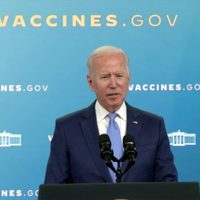 Biden insiste a la población de EU que se vacune ahora que Pfizer recibió la aprobación de la FDA