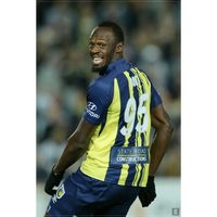 Usain Bolt pierde oportunidad de anotar un gol en su debut como futbolista… por falta de velocidad