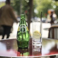 Gobierno francés encubrió tratamiento ilegal de agua de Nestlé, según un informe del Senado