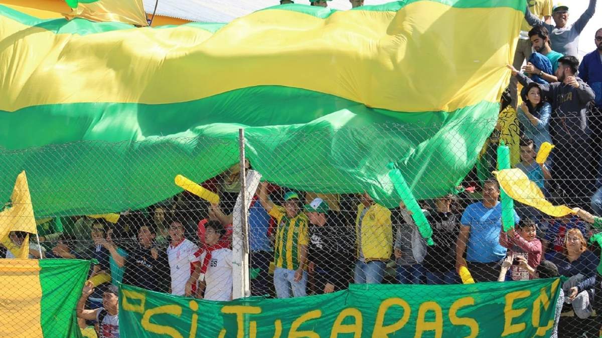 Tarde de fútbol en el estadio de Unión de Zapala. Fuente: (Twitter).
