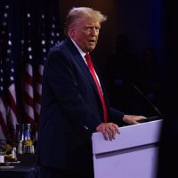 Trump y 18 aliados son encausados en Georgia por intromisión en elecciones de 2020