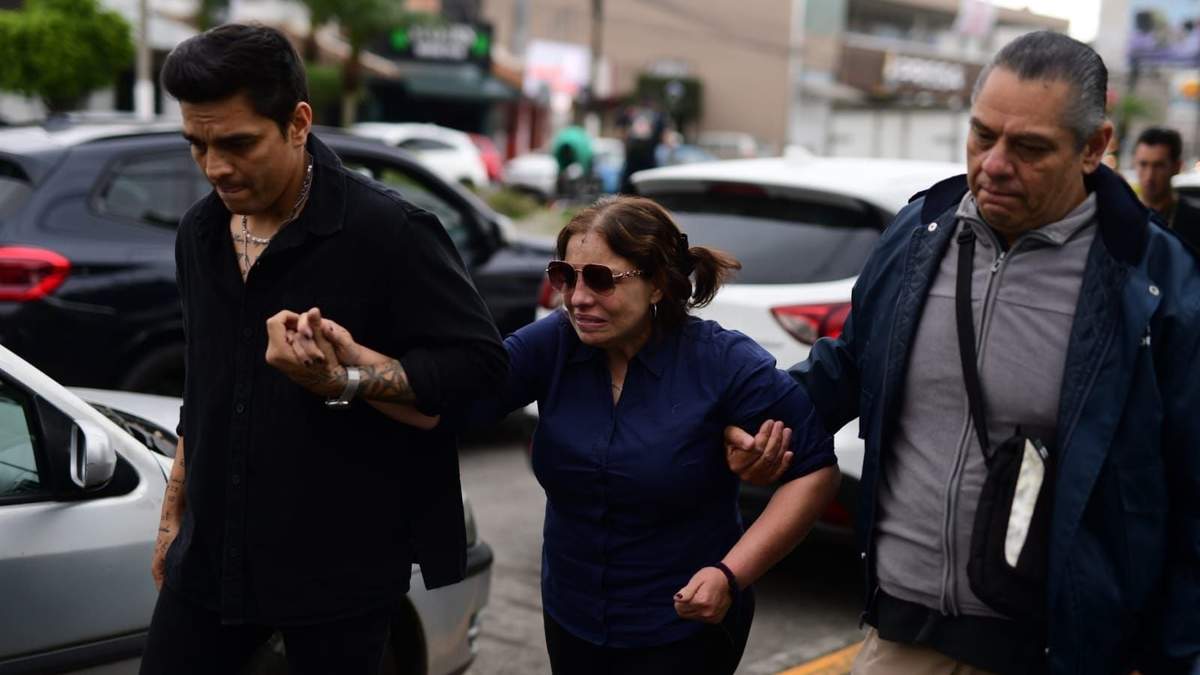La hija de Paquita la del Barrio en su arribo a la funeraria