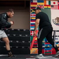 "Canelo" Álvarez entrena en short de cristales Swarovski hecho por Dolce&Gabanna