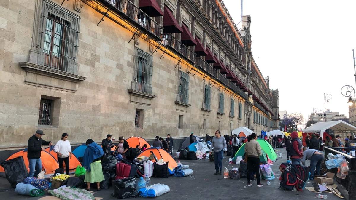 Desplazados de Guerrero levantan plantón ante Palacio Nacional después de 38 días