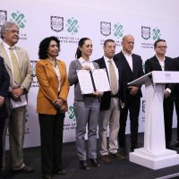 Sheinbaum firma convenio para federalizar los servicios médicos y acabar con la corrupción