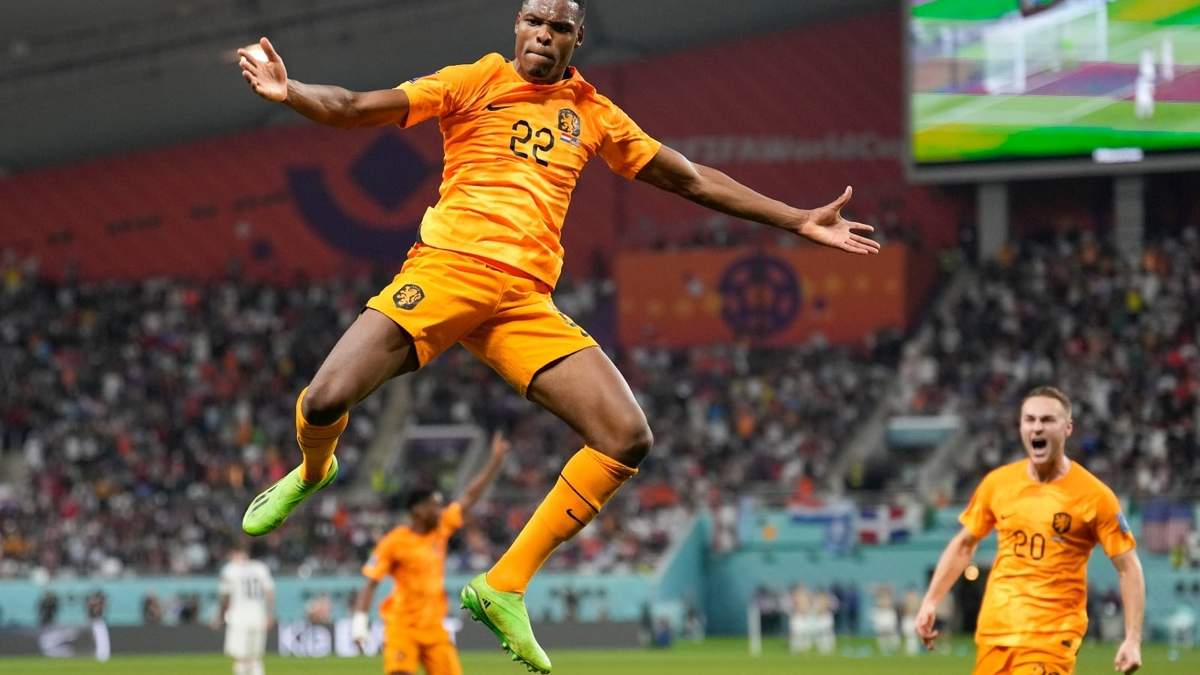 Denzel Dumfries celebra tras marcar el tercer gol de Países Bajos en la victoria 3-0 ante Estados Unidos
