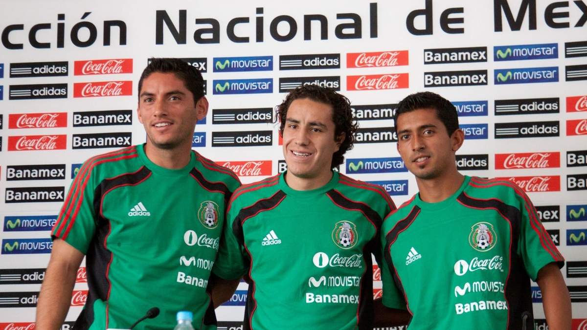 Efraín Juárez cuando fue parte de la selección mexicana (en medio), junto con José de Jesús Corona y Elías Hernández