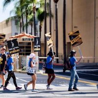 Sindicato de guionistas de Hollywood declara fin de huelga tras aprobar acuerdo con estudios