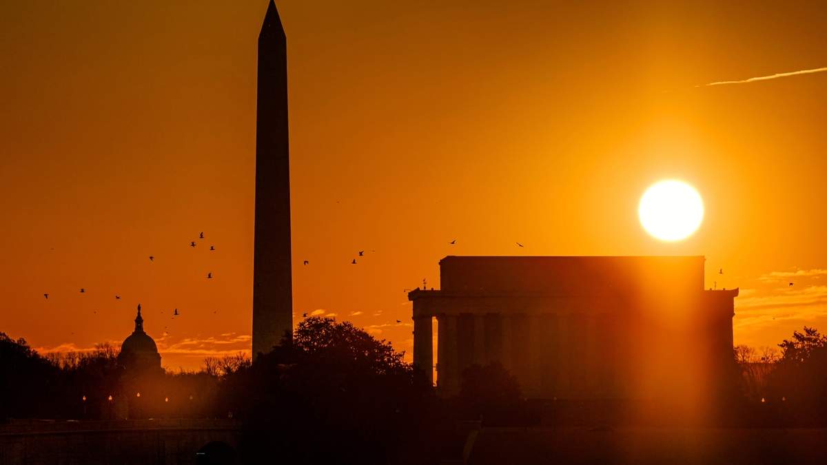 El Sol brilla sobre el Monumento a Lincoln teniendo como fondo el Monumento a Washington y el Capitolio de Estados Unidos