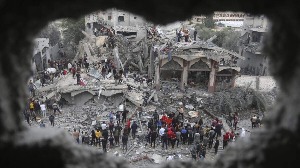 Palestinos buscan sobrevivientes de un bombardeo israelí en Rafah, en la Franja de Gaza