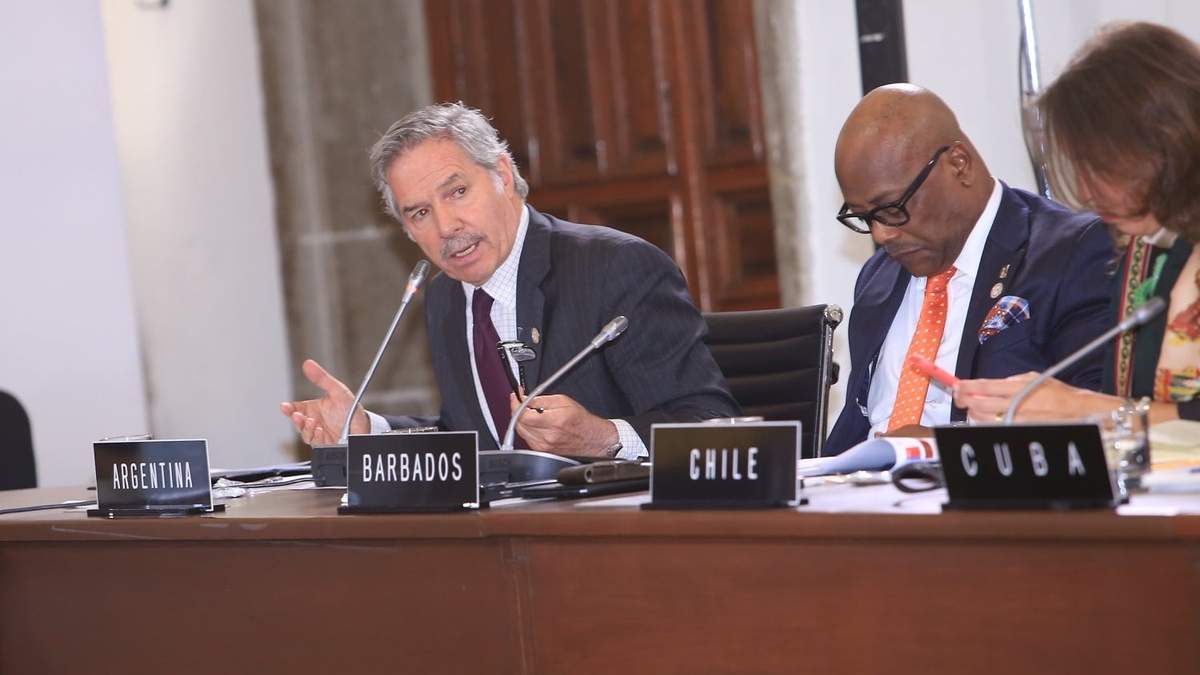 El canciller Felipe Solá, cerca de su par de Cuba. Fuente: (Twitter)