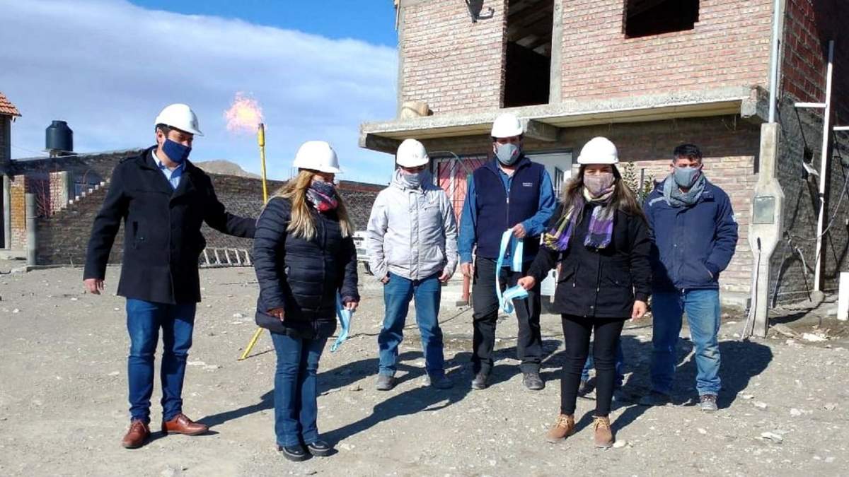 La intendenta de Bajada del Agrio, junto a funcionarios municipales, recorriendo la obra. fuente: (Twitter).