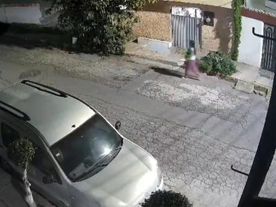 Mujer abandona a un recién nacido en Ecatepec y es captada en video