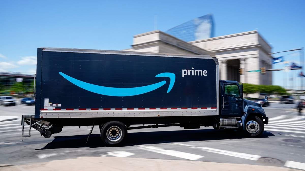 Un camión de Amazon llega a Filadelfia, el viernes 30 de abril de 2021