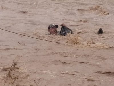 Vaqueros "lazan" a hombre arrastrado por la corriente del río en Cumpas, Sonora (Video)