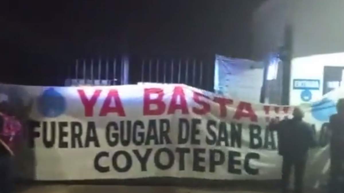 Manta con leyenda “Ya basta. Fuera Gugar de San Bartolo Coyotepec”