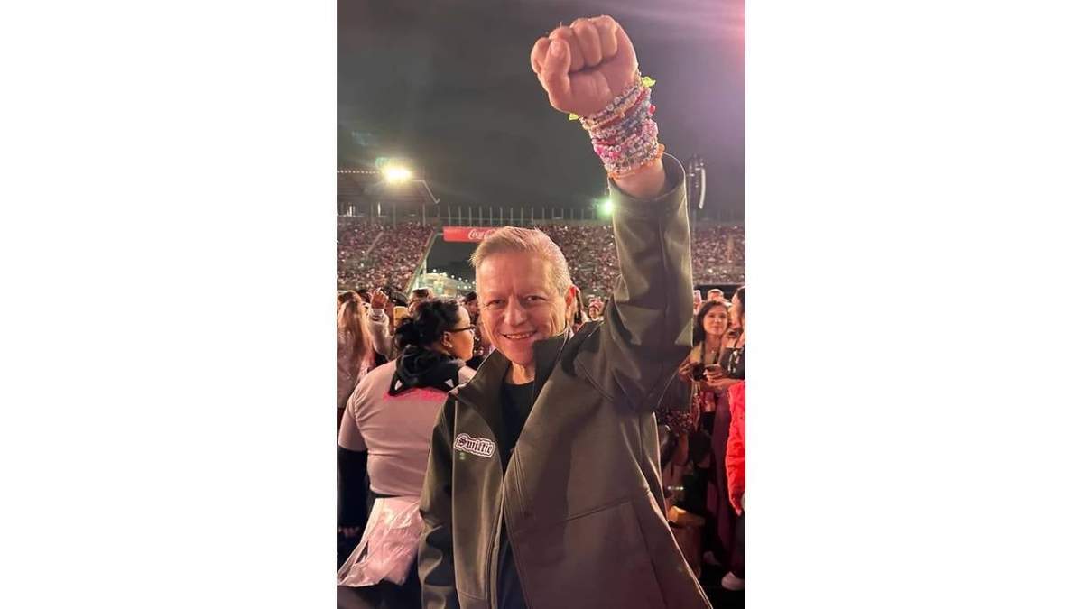 El ministro Arturo Zaldívar en el primer concierto de Taylor Swift en el Foro Sol