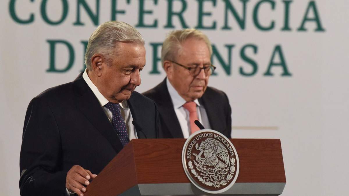 El presidente junto al secretario de Salud