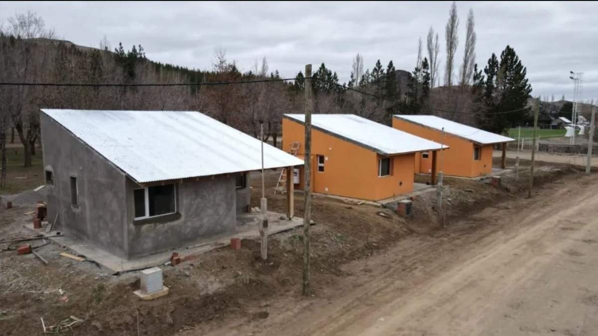 Las casas emplazadas en lotes individuales respetan las distancias de retiro municipal y normativas vigentes. Fuente: (Gobierno de Neuquén)