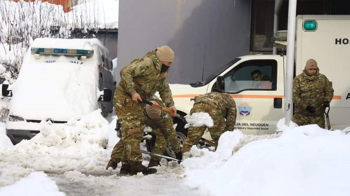 Personal del Ejército Argentino, ayudando a despejar la nieve en el acceso de ambulancias del Hospital Zapala. Fuente: (Twitter)