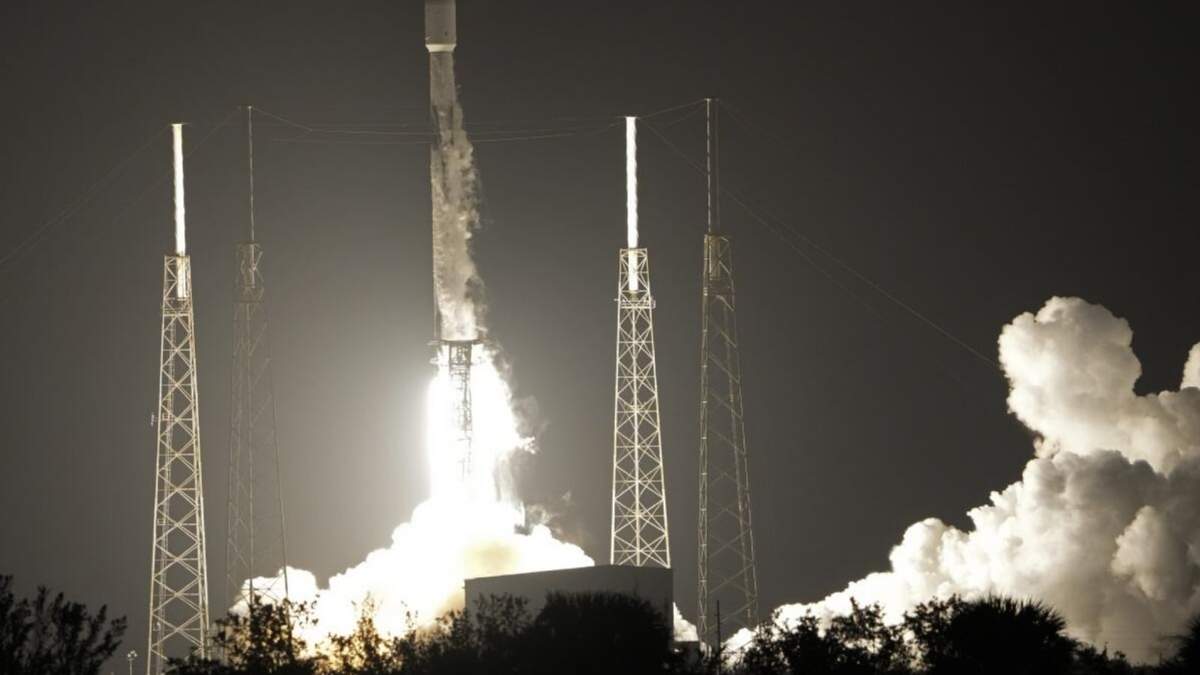 Un cohete SpaceX Falcon 9 transportando sondas lunares de Japón y Emiratos Árabes Unidos parte de Cabo Cañaveral, Florida, 11 de diciembre de 2022