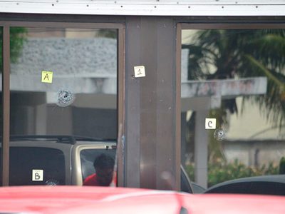 Hombres armados disparan contra fachada del Canal 10 en Cancún; hay un lesionado