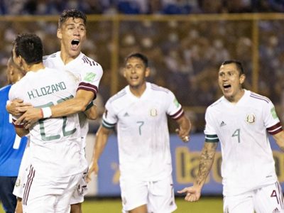 México se impone a El Salvador 2-0 pese a escenario hostil