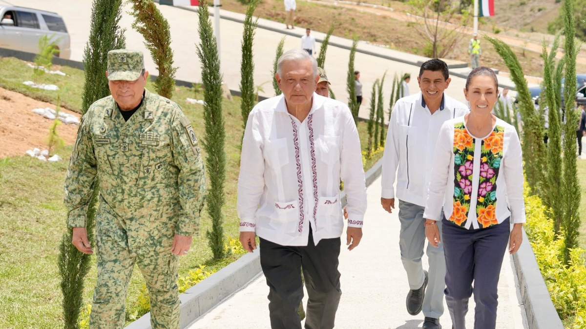 El presidente López Obrador y Sheinbaum, este domingo en Oaxaca