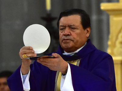 Norberto Rivera fue desintubado y tiene "mejoría en general", dice su exvocero