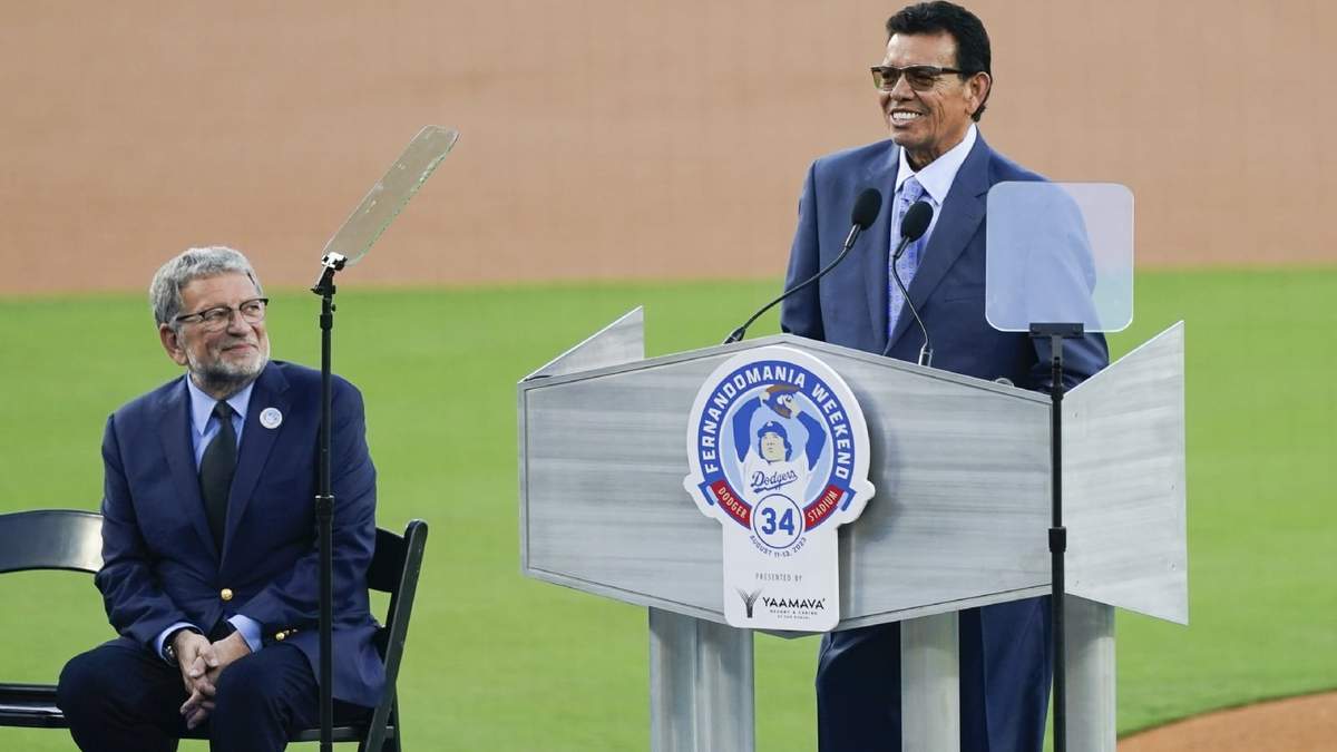 Fernando Valenzuela, exlanzador de los Dodgers de Los Ángeles, habla en la ceremonia en que se retiró su número